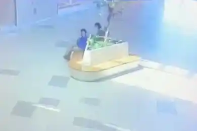 Не зевай: в Нур-Султане у мужчины украли пакет с покупкой, когда он говорил по телефону