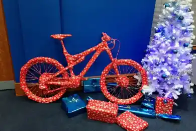 Сотрудники ДУИС подарили детям из малообеспеченных семей велосипеды 