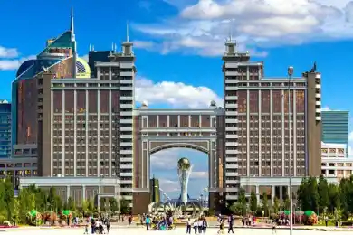 В Нур-Султане и Алматы растет число молодых одиноких людей, заточенных на карьере