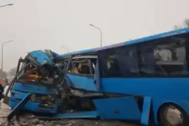 В Караганде после столкновения двух автобусов погиб водитель