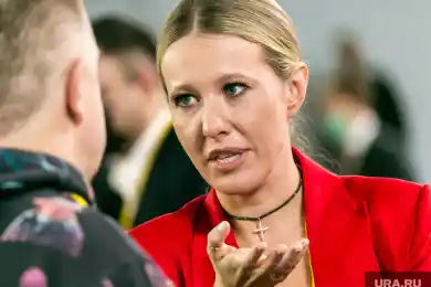 В темных- очках и и смартфон в руках: журналистка Ксения Собчак находится в зале суда по делу Бишимбаева