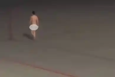 Тройной штраф получил мужчина, бегавший нагишом по взлетно-посадочной полосе в аэропорту Алматы