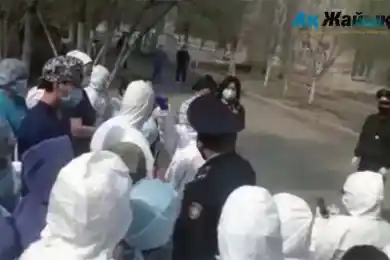 В Атырау полиция увезла журналистов прямо во время интервью с медиками