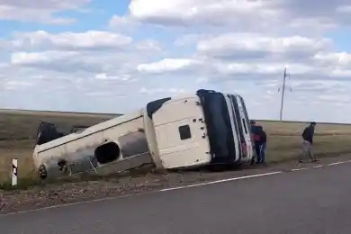 В СКО на трассе перевернулся бензовоз с 36-ю тоннами дизтоплива - фото