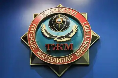 В Павлодаре после обрушения плиты на стройке ищут строителя под завалами