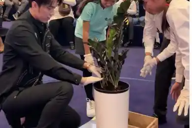 Димаш посадил цветы и получил в подарок шапан