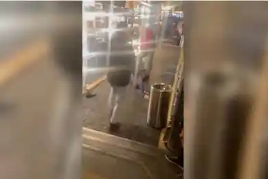 В Алматы охранники били ногами посетителя и никто их не остановил