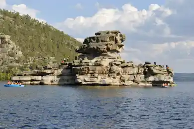 Нужно закрыть доступ для туристов на скалу Сфинкс в Боровом: мнение акима Маржикпаева