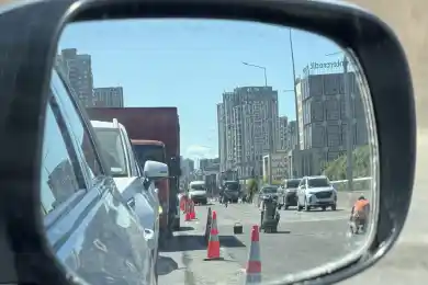 В Астане снова ремонтируют покрытие на мосту "Архар"