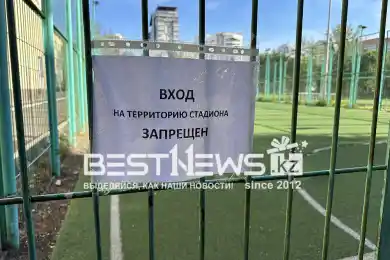 После гибели школьника на футбольном поле Астаны появилась табличка