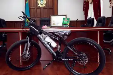 В Шымкенте мальчику-"регулировщику" подарили велосипед