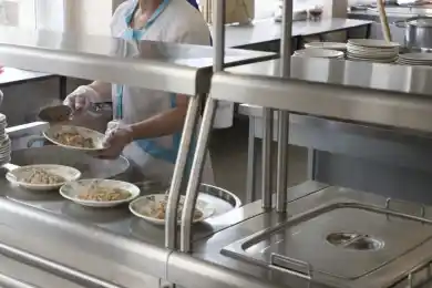  Массовое отравление школьников в Мангистау: в столовой работали больной персонал