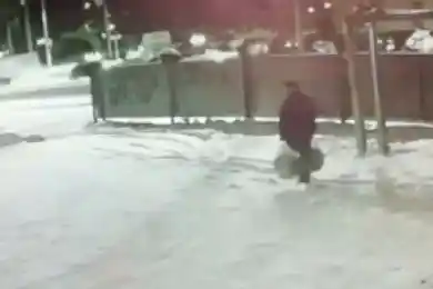 В Нур-Султане 78-летний дедушка украл автодиски из шиномонтажки. Видео