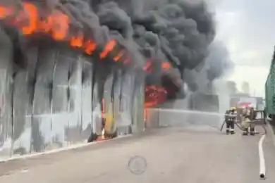 В Алматы 68 пожарных тушили сильный пожар на складе