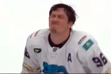 Стало известно о состоянии Асетова после сильного удара клюшкой в лицо