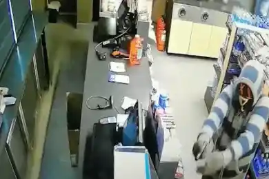 Видео: в Усть-Каменогорске мужчина с игрушечным пистолетом украл на АЗС 2 млн тенге 