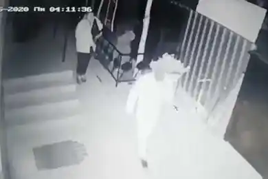 Два астанчанина вынесли из бани видеотехнику и попали на видеокамеру