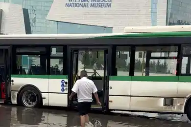 После ливня в Астане заглохли даже автобусы