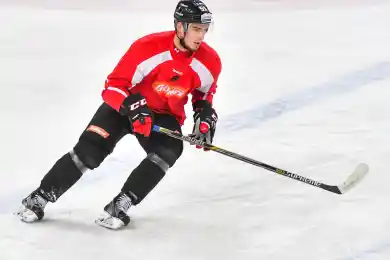 Барыс пригласил на просмотр защитника из ВХЛ