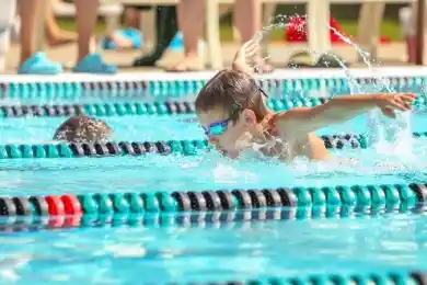 В двух городах Казахстана школьников обучат плаванию