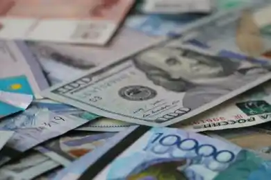 Тенге частично укрепился на утренних торгах