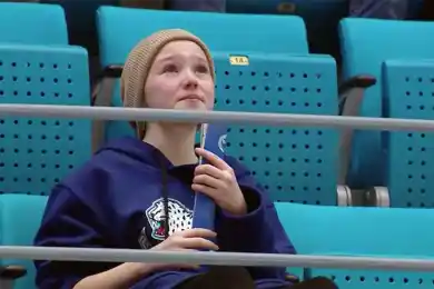 Нур-Султан, внимание: Bestnews.kz разыскивает самую трогательную болельщицу матча Барыс-Йокерит!