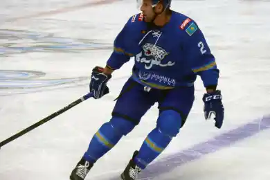 Защитник Барыса подрался во втором периоде в матче против СКА