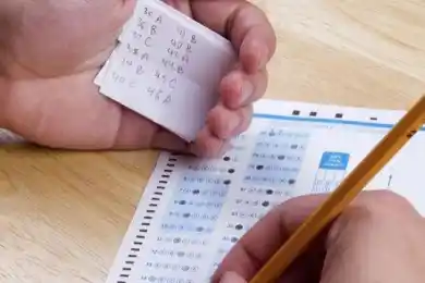 "Шпоры" не помогут: в Шымкенте участники ЕНТ попались на списывании