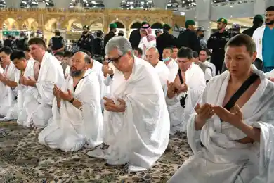Президент Казахстана совершил малый хадж в Мекке и вошел в Каабу (фото)
