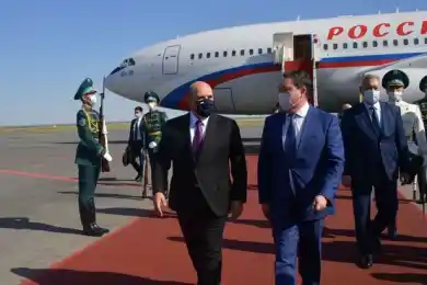 Мамин встретил Мишустина в аэропорту - фото