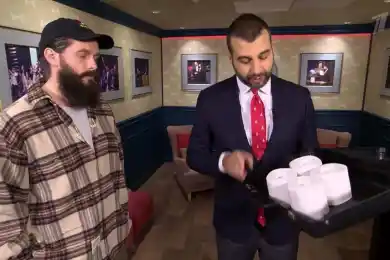 Иван Ургант потроллил людей, скупающих туалетную бумагу