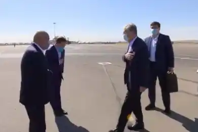 Как Токаев поздоровался с Шукеевым: видео из Туркестанской области