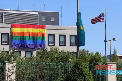 На здании посольства США в Нур-Султане висит большой радужный флаг