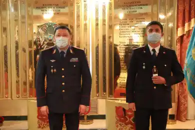Начальник Департамента полиции Нур-Султана вручил офицерские погоны молодым сотрудникам