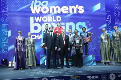 Президент КФБ Кенес Ракишев поддержал сборную Казахстана и премировал медалисток