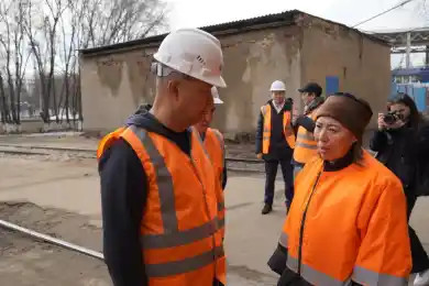 Азат Перуашев вместе с партийцами «Ак жола» встретились с рабочими «Қамқор Локомотив»