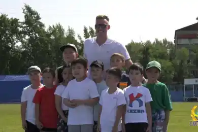 Дмитрий Баландин и семьи полицейских Алматы состязались в эстафете