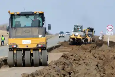 В Казахстане строят первую в стране трехполосную дорогу