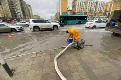 В Актау из-за непогоды сняли флаг Казахстана