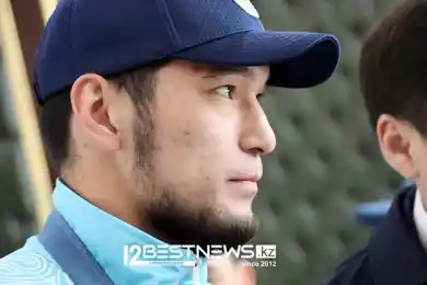 Брат Айбек, мама: кто встретил боксера Нурбека Оралбая в аэропорту