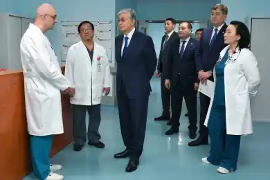 Президент Казахстана отметил работу медиков 