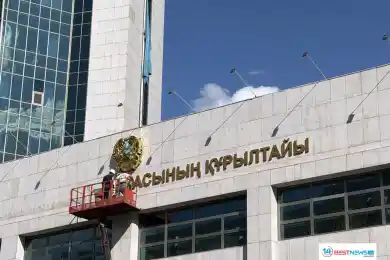 Для депутатов Курылтая обновили еще одну вывеску на фасаде