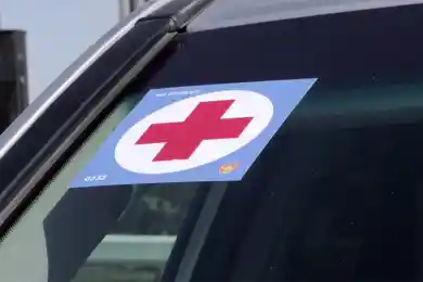 Медики Нур-Султана получили опознавательные наклейки на авто