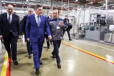 Олжас Бектенов посетил производство патронов и цеха Qarmet