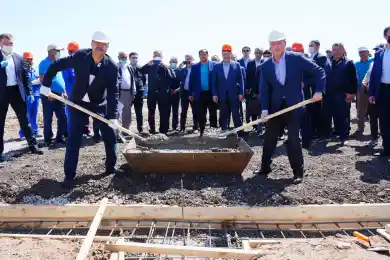 Мамин и Арипов взяли в руки лопаты и дали старт строительству в Мырзакенте