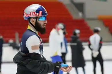 Как Денис Никиша завязывает шнурки