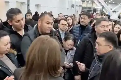 Министр транспорта РК вышел к застрявшим в аэропорту Астаны пассажирам