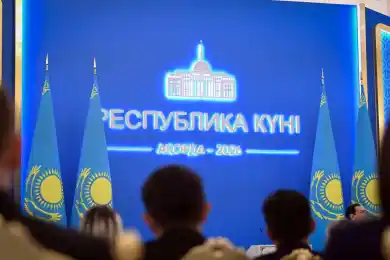 Глава государства наградил группу казахстанцев накануне Дня Республики