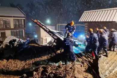 Акимат Алматы поддержит единственного сына, оставшегося после смерти близких из-за схода оплывины