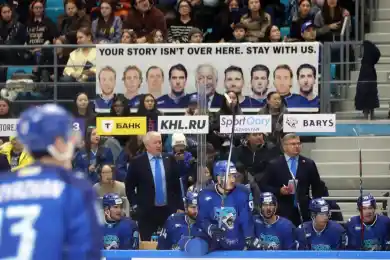 За тренерами «Барыса» выстроили стену из плакатов